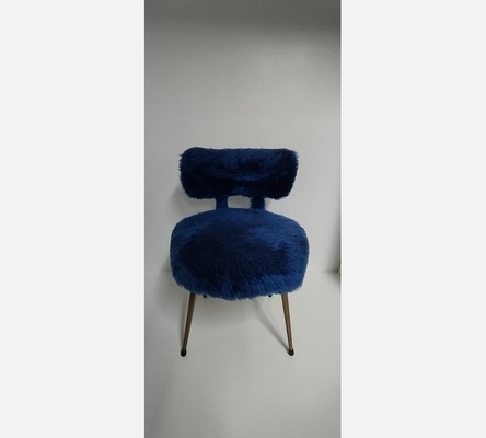 Chaise moumoutte poils long bleu.