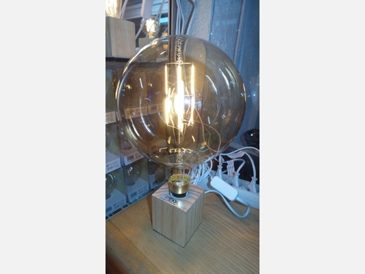 Grosse ampoule à filament LED. Diamètre 20 cm. E27 6W.