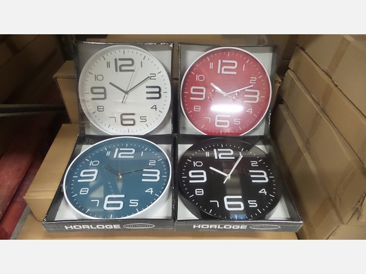 Horloge de couleurs silencieuse. 631287.