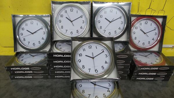 Horloge de couleurs silencieuse. 631333