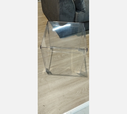 Table basse carré plastique en transparent.