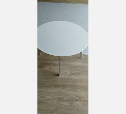 Table basse ronde blanche.